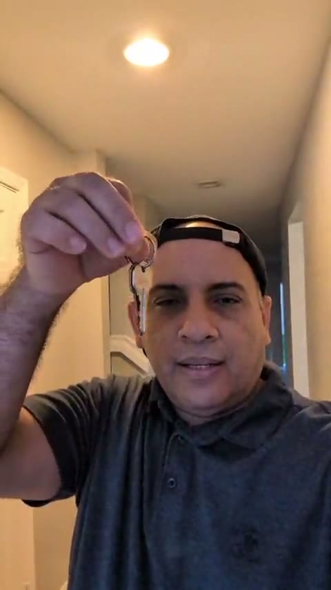 Julio con las llaves de su casa